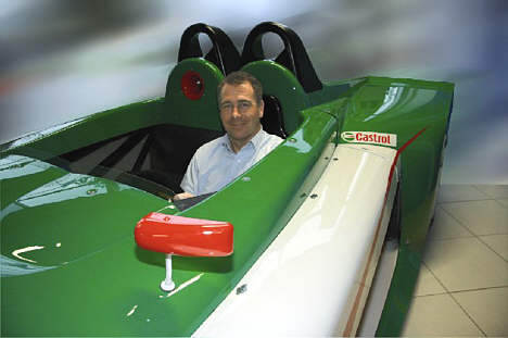 Johnny Vejlebo Nielsen i hans 207 Spider racer